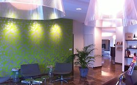 Hotel The Originals Les Amandiers